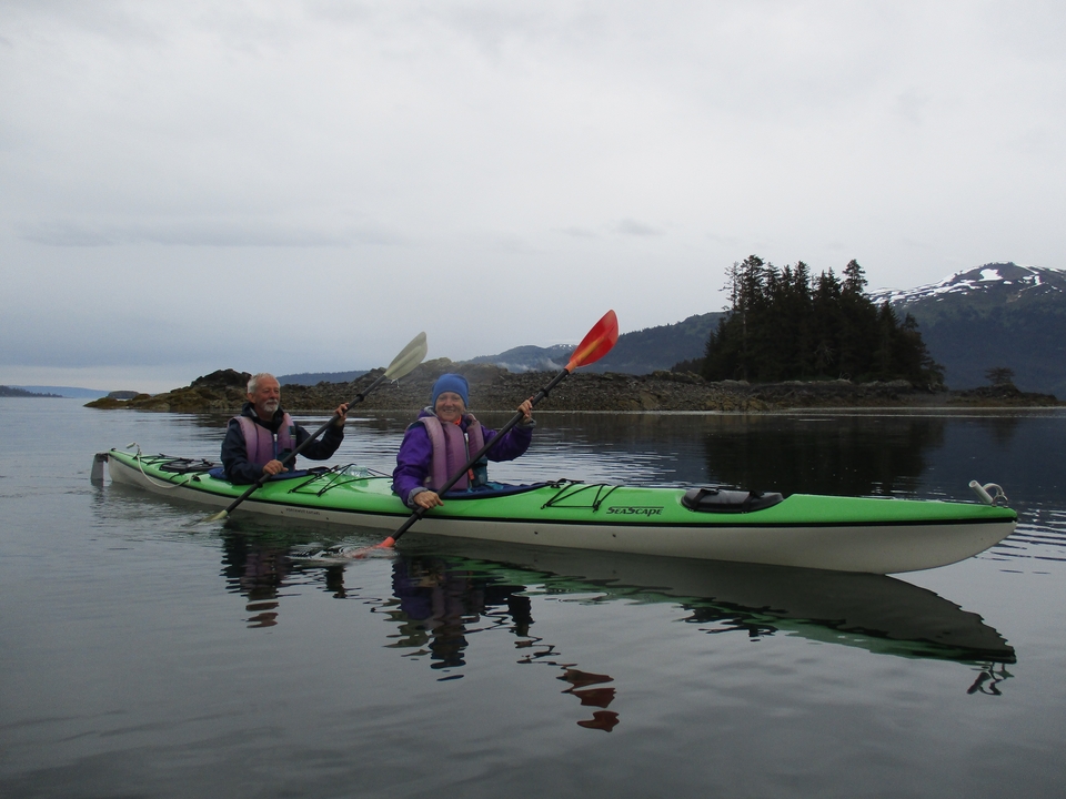 Deux personnes en kayak dans une baie calme