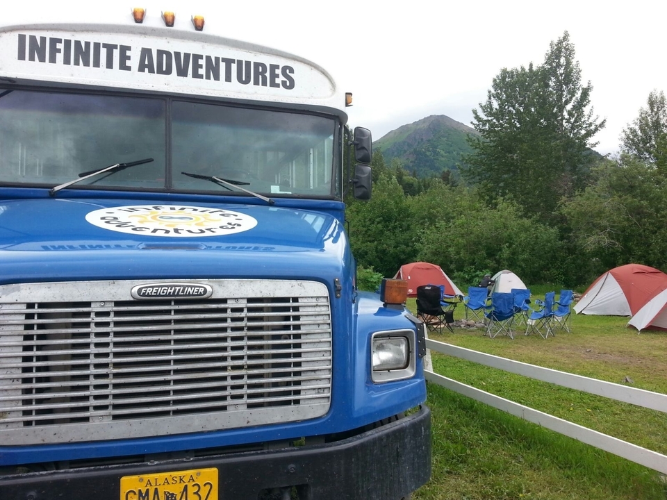 Bus bleu de l'aventure dans un camping