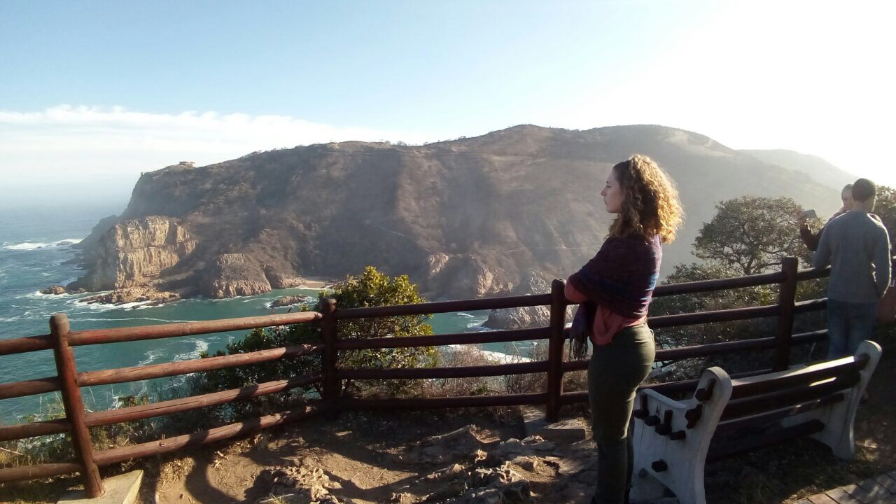 Femme regardant une falaise côtière