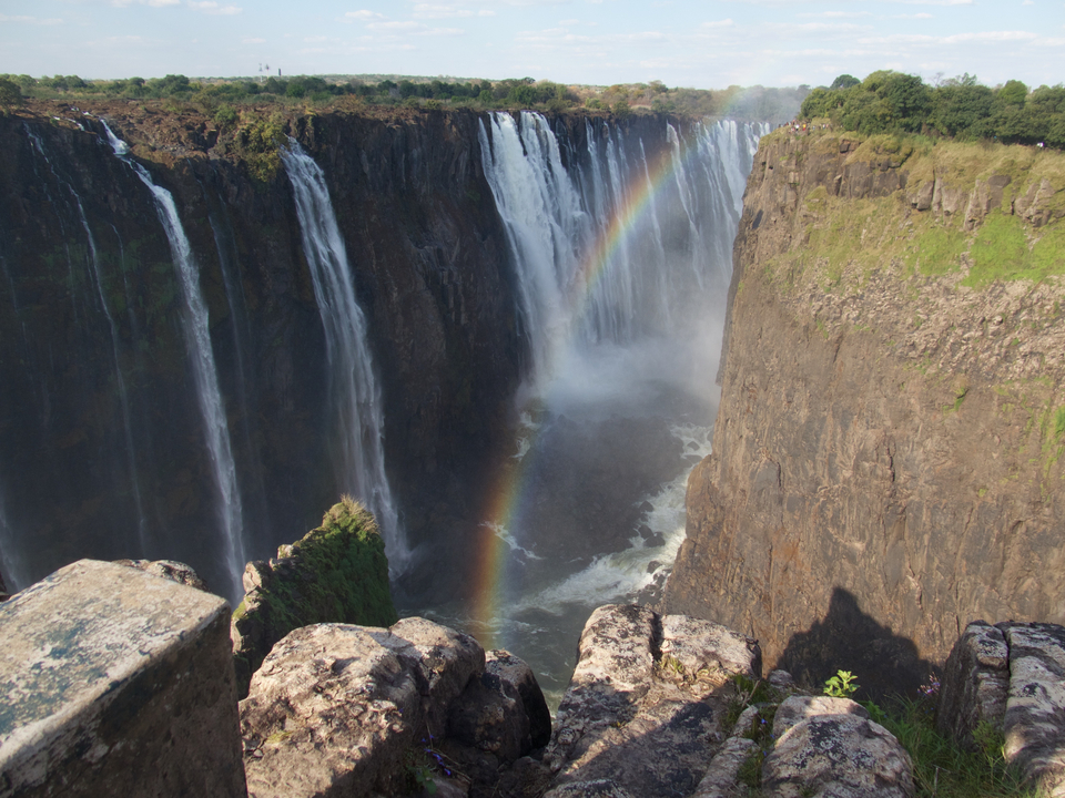 Les majestueuses chutes Victoria avec un arc-en-ciel brillant.
