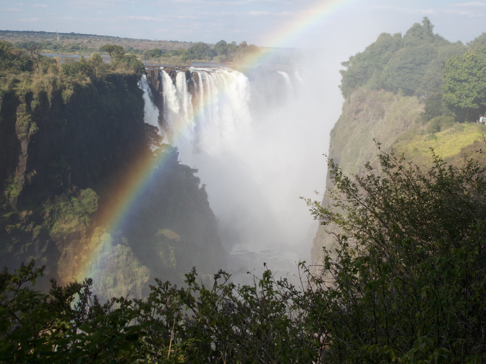 Chutes Victoria avec un arc-en-ciel dans la brume.