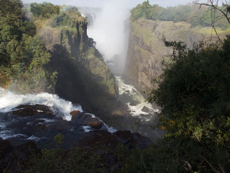 Une gorge avec une cascade et une rivière puissantes.