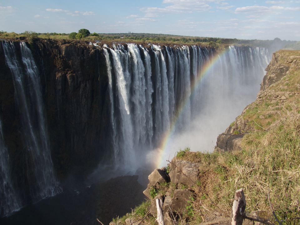 Chutes Victoria avec un arc-en-ciel se formant dans la brume.