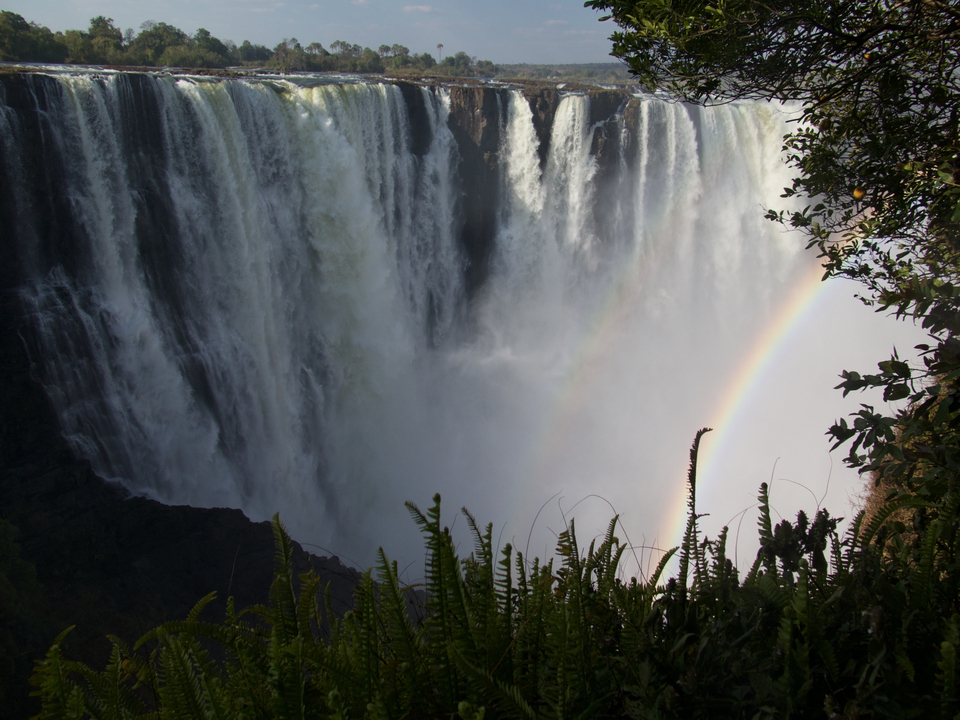 Une vue rapprochée des chutes Victoria avec des cascades et des arcs-en-ciel.