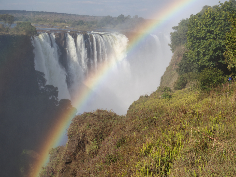 Un arc-en-ciel éclatant aux chutes Victoria.