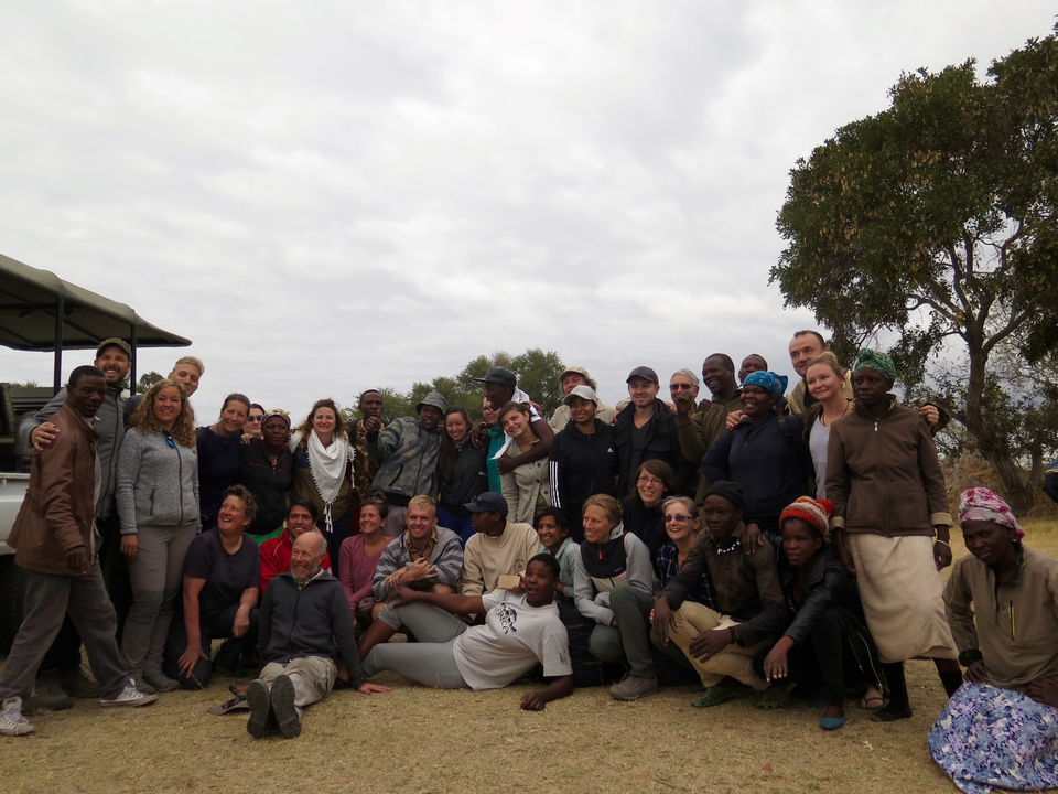 Grand groupe de personnes posant dans la nature.