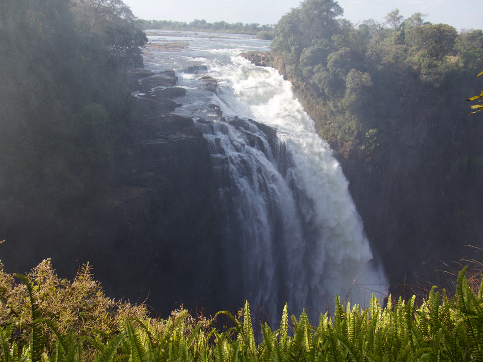 Vue latérale des chutes Victoria avec des cascades d'eau.