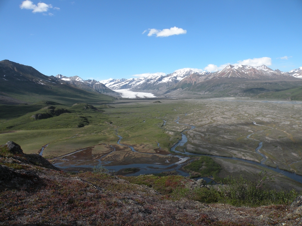 Un vaste paysage de montagnes et de glaciers.
