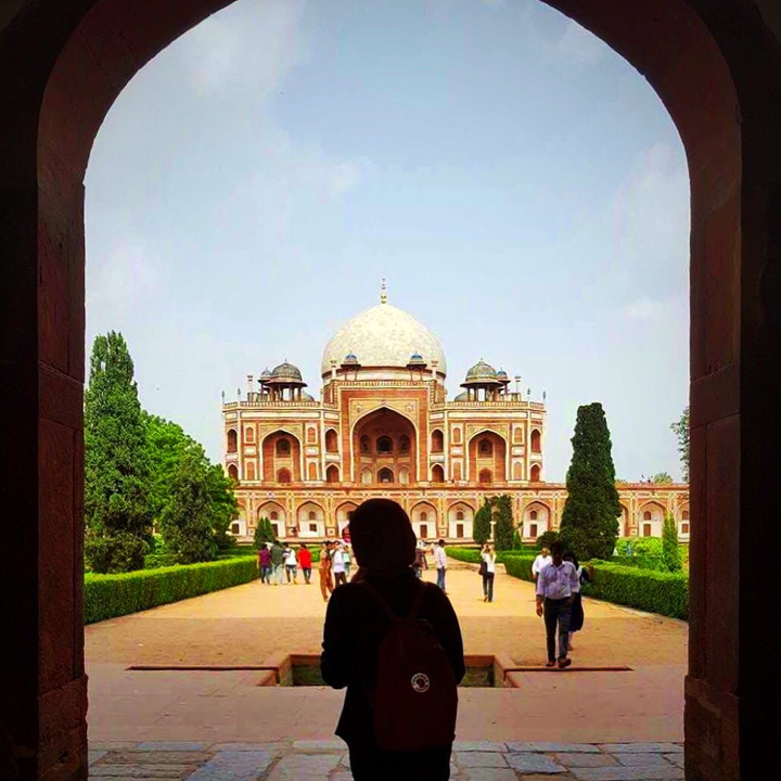Tombe d'Humayun avec des touristes devant.