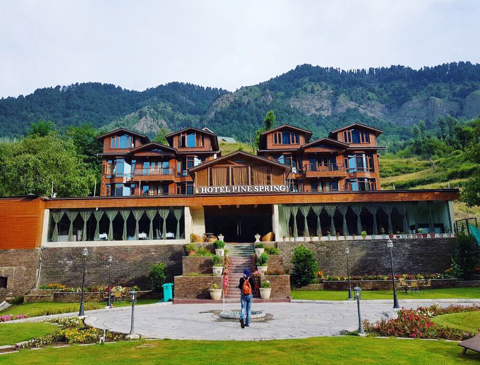 L'hôtel Pine Spring est situé dans un environnement montagneux.