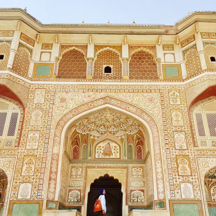 Arche décorée de motifs floraux.