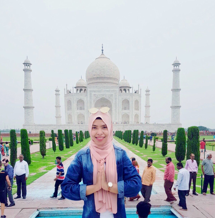 Femme devant le Taj Mahal.