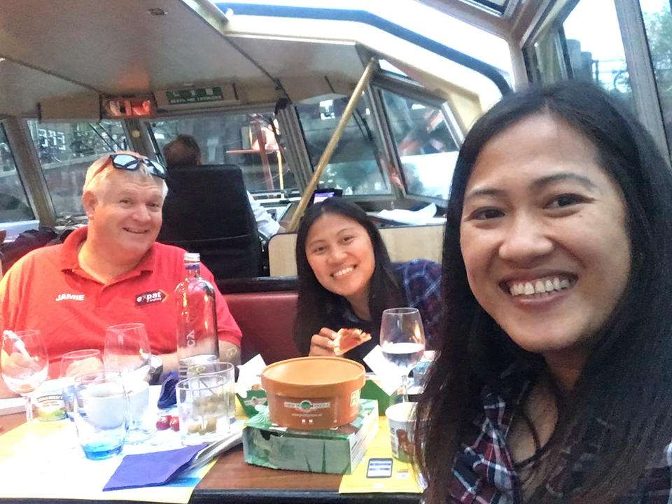Trois personnes prenant un repas à l'intérieur d'un bateau.