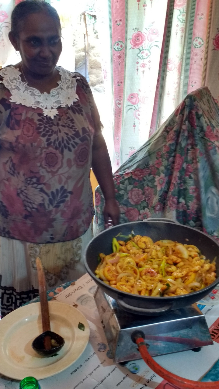 Gros plan d'une personne en train de cuisiner avec une grande casserole.