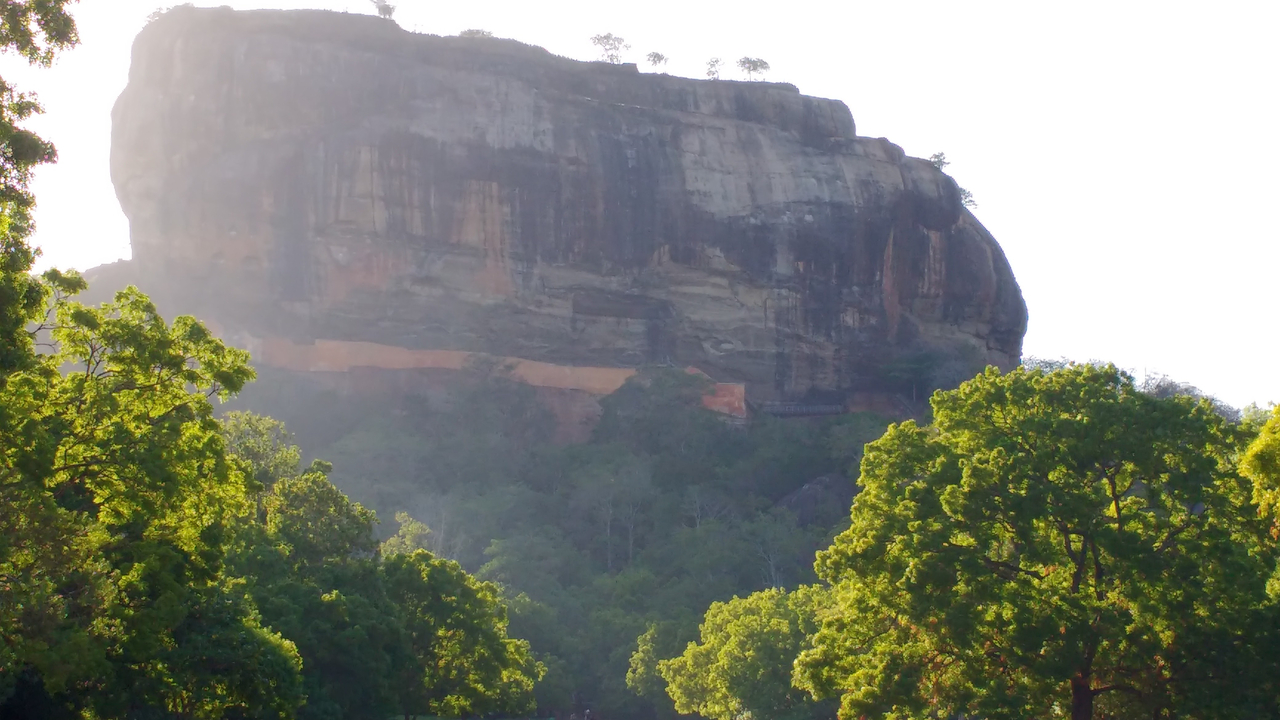 Le rocher de Sigiriya s'élève au-dessus de la forêt.