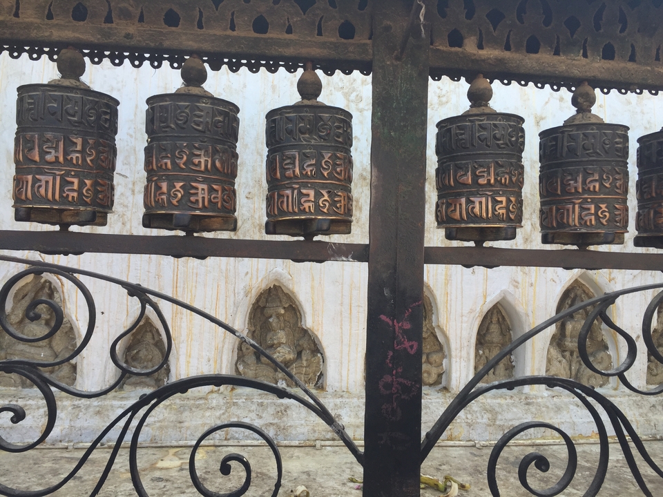 Rangée de moulins à prières avec inscriptions.