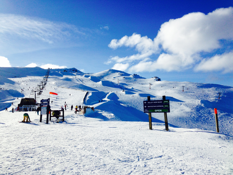 Pistes de ski avec téléski et ciel bleu clair.