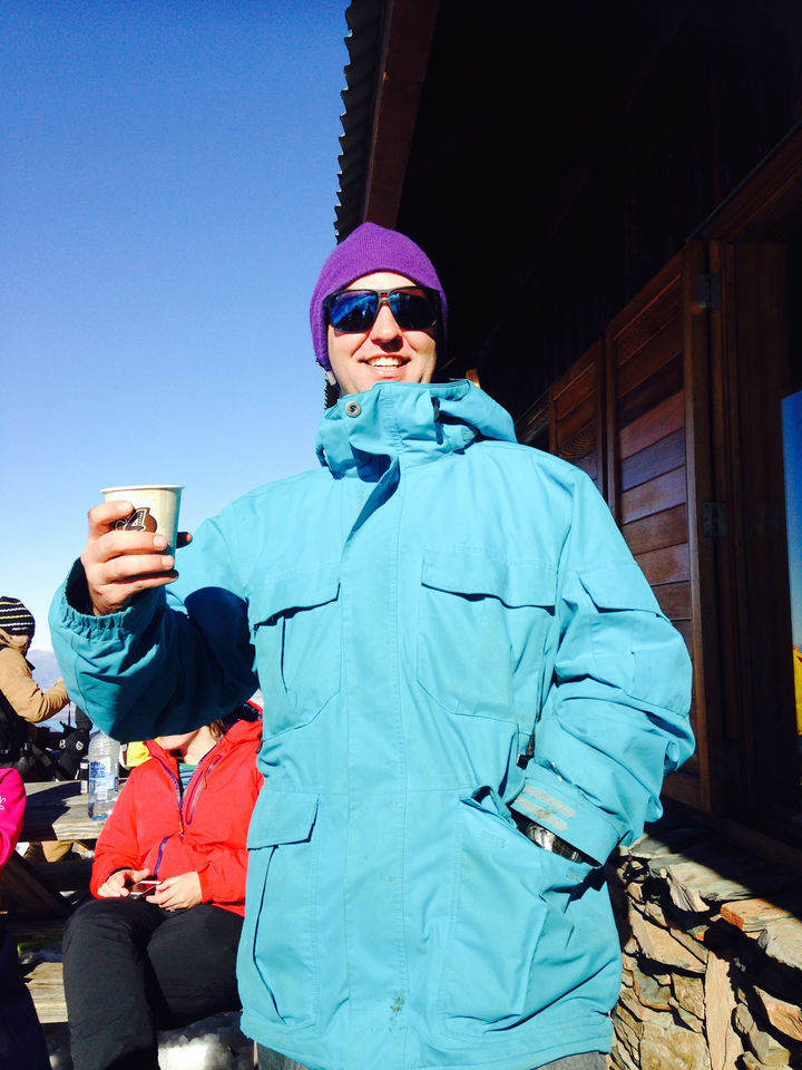 Personne à l'extérieur en tenue d'hiver tenant une tasse.