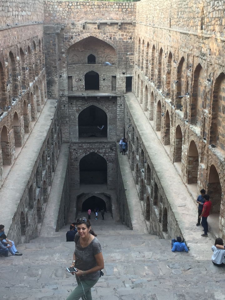 Groupe de personnes explorant un ancien puits souterrain.