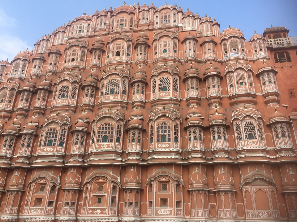 Le Hawa Mahal, un palais rose à Jaipur à l'architecture ornée.