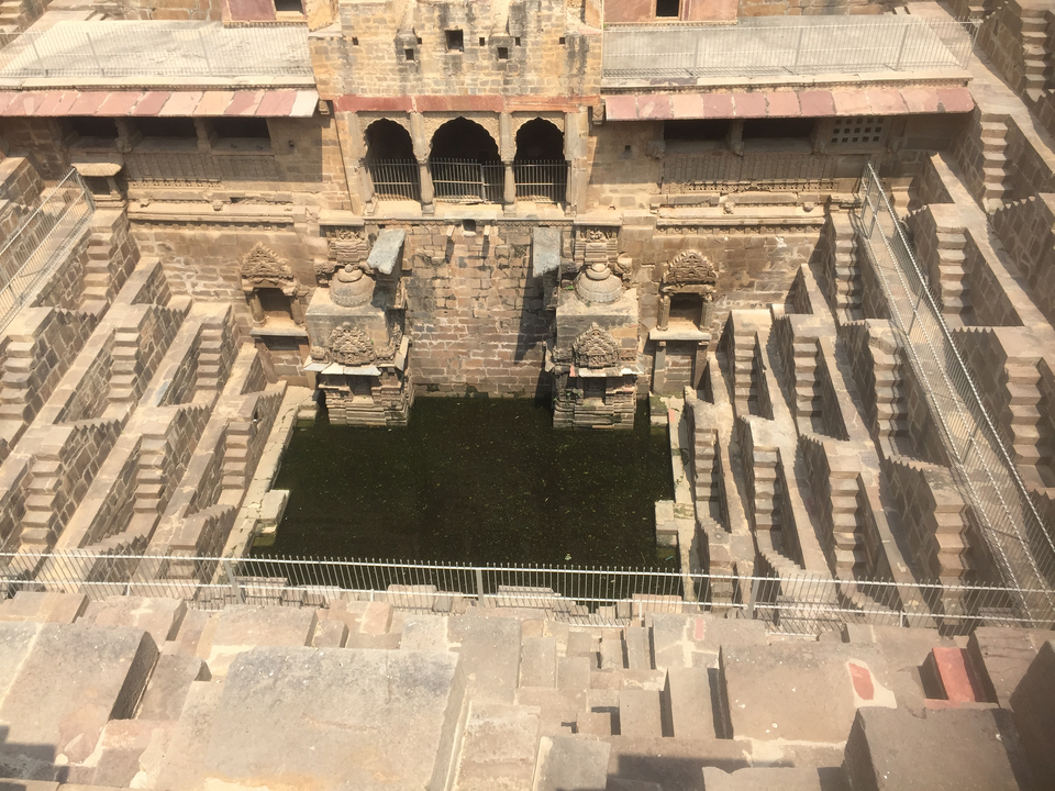 Ancienne cage d'escalier à l'architecture symétrique.
