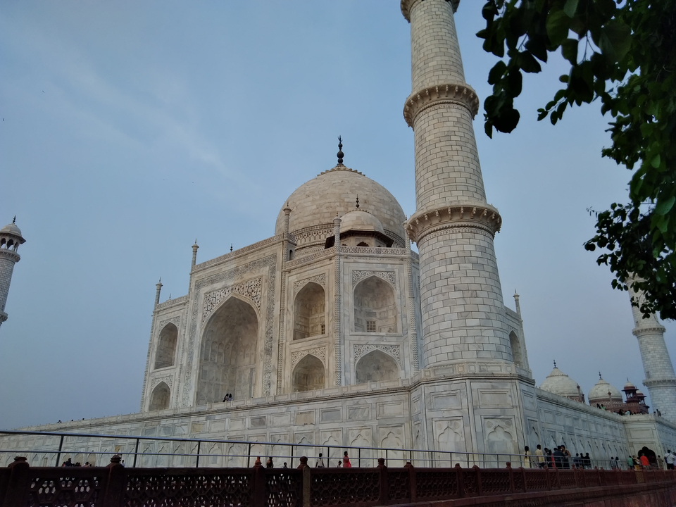Le Taj Mahal sur fond de ciel clair, mettant en valeur sa beauté architecturale.
