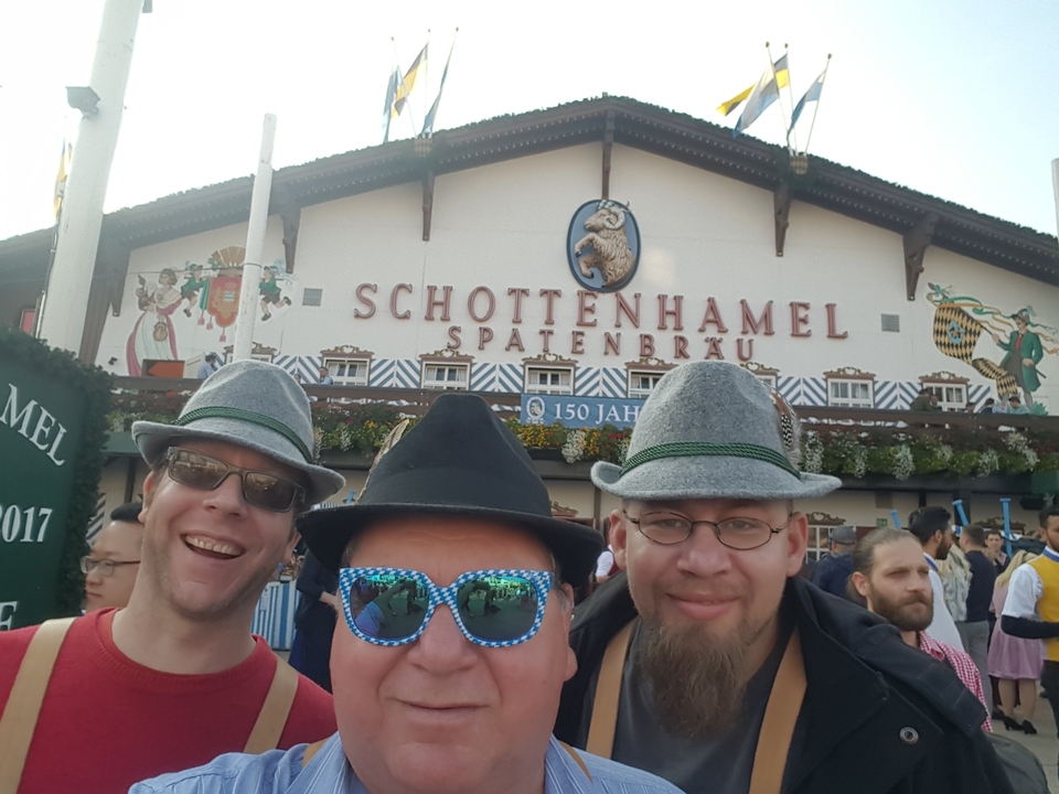 Trois hommes devant la tente de Schottenhamel.