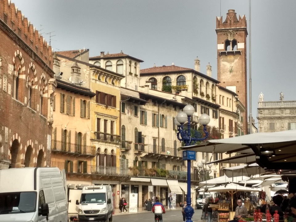 Vue de rue de bâtiments historiques colorés.