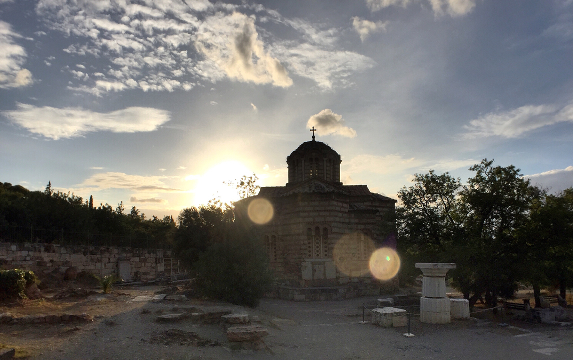 Silhouette d'un clocher d'église au coucher du soleil.