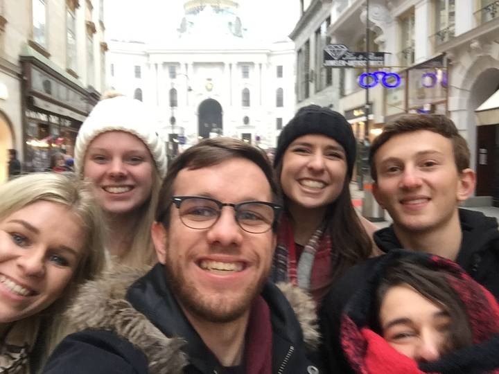 Groupe de personnes posant ensemble à l'extérieur dans une orientation inversée.