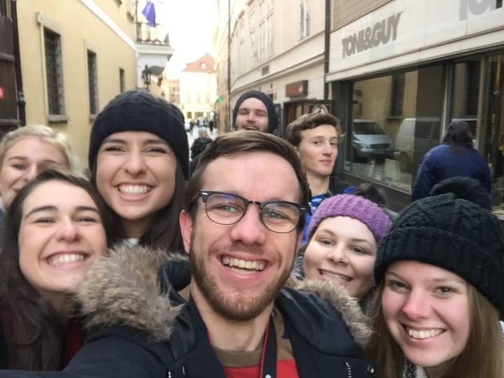 Groupe de personnes devant des bâtiments à l'envers.