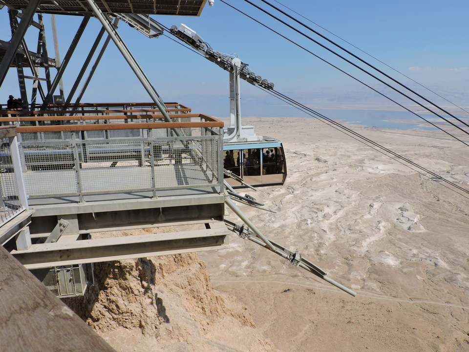 Téléphérique s'approchant d'une station offrant une vue imprenable sur le désert.