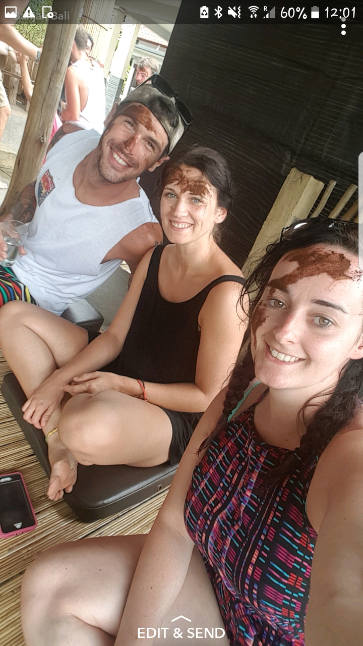 Gros plan sur trois personnes souriantes assises ensemble.