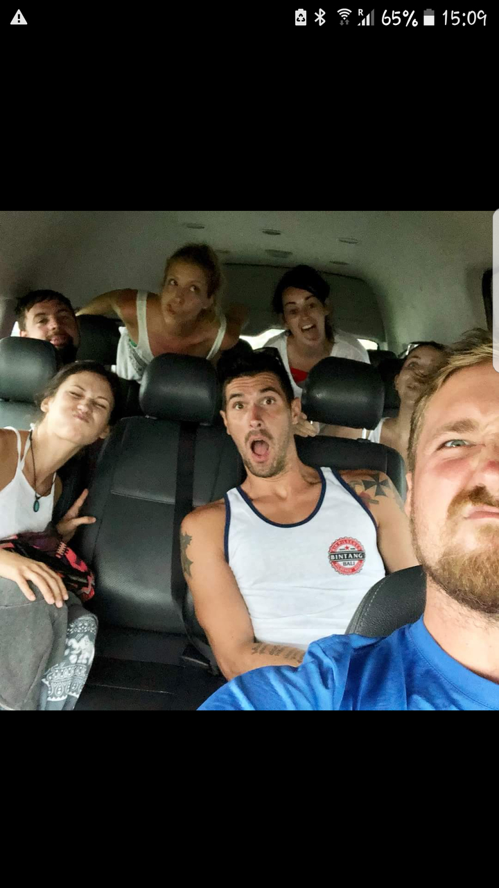 Personnes faisant des grimaces à l'intérieur d'un véhicule.