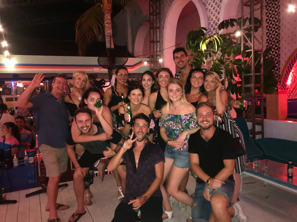 Grand groupe profitant d'une soirée dans un bar.