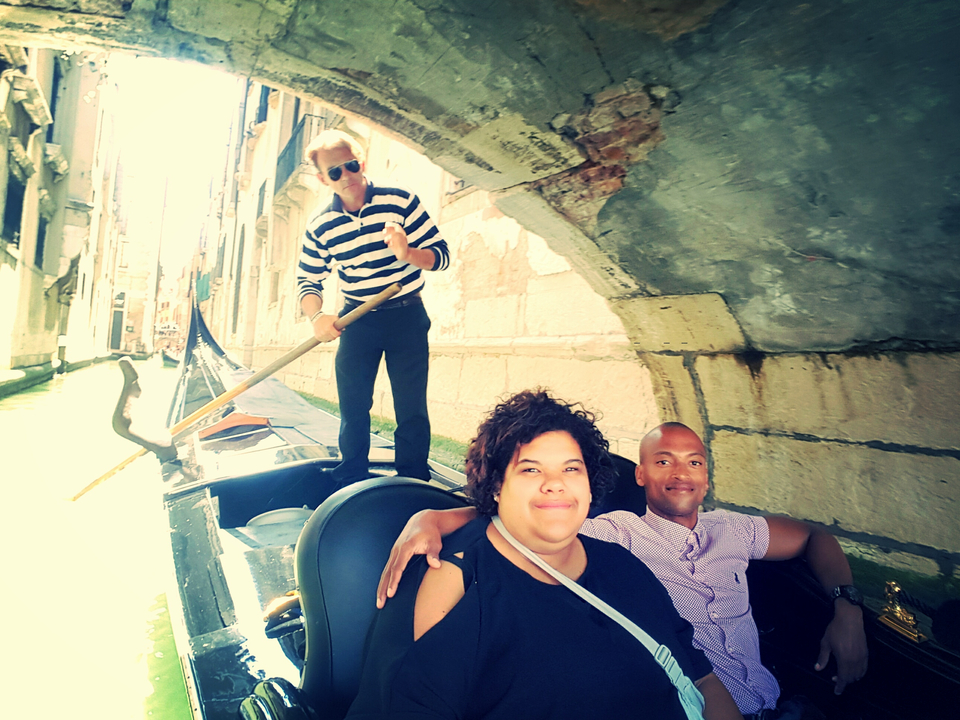 Couple profitant d'une promenade en gondole à Venise.
