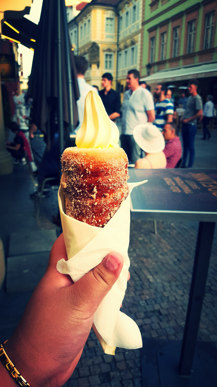 Gros plan sur la présentation d'un dessert pâtissier.