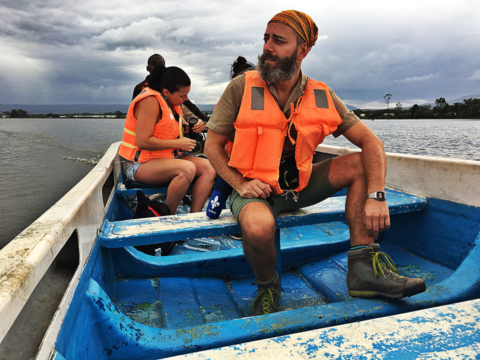 Personnes dans un petit bateau portant des gilets de sauvetage.