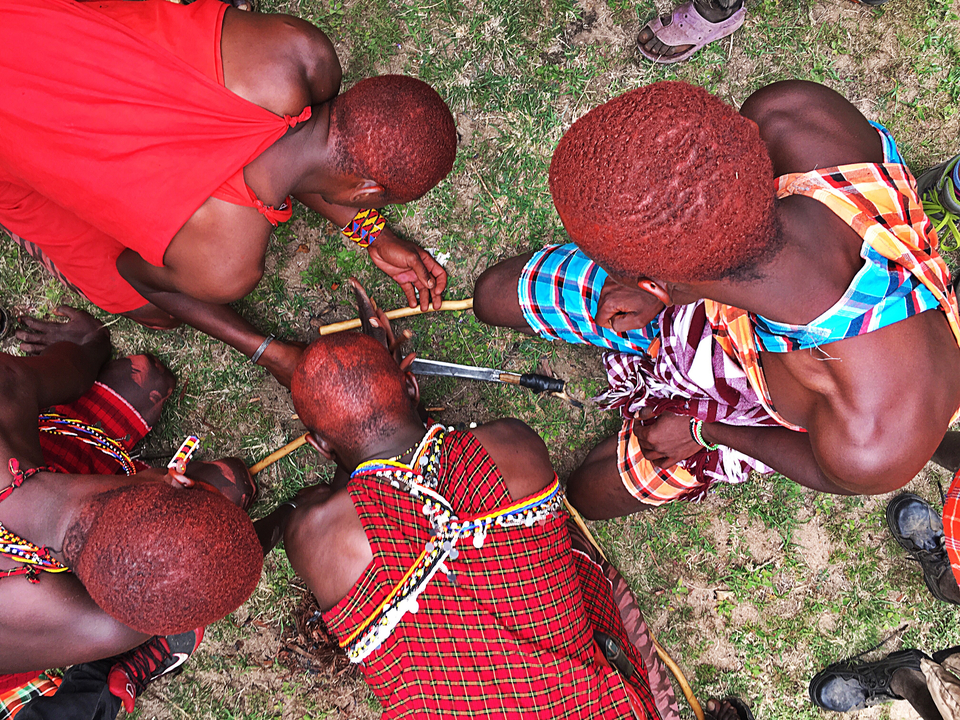 Vue aérienne de personnes en tenue traditionnelle pratiquant une activité culturelle.