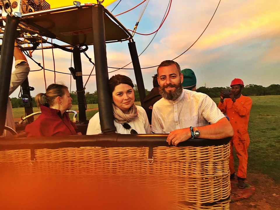 Personnes dans une nacelle de montgolfière prête à s'envoler.
