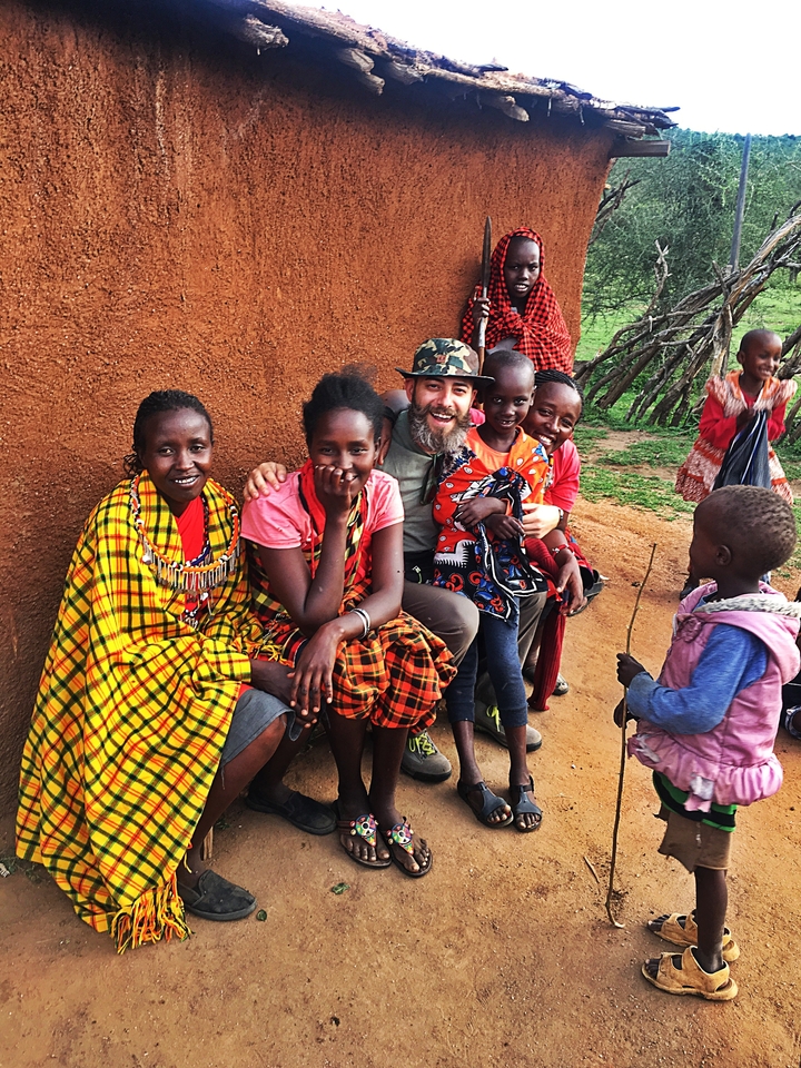 Groupe d'enfants souriants et un adulte en habits traditionnels.