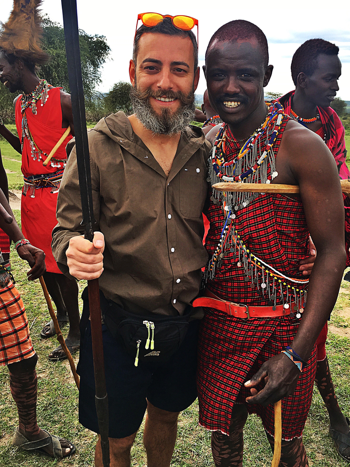 Gros plan d'une personne portant des vêtements traditionnels masaï.