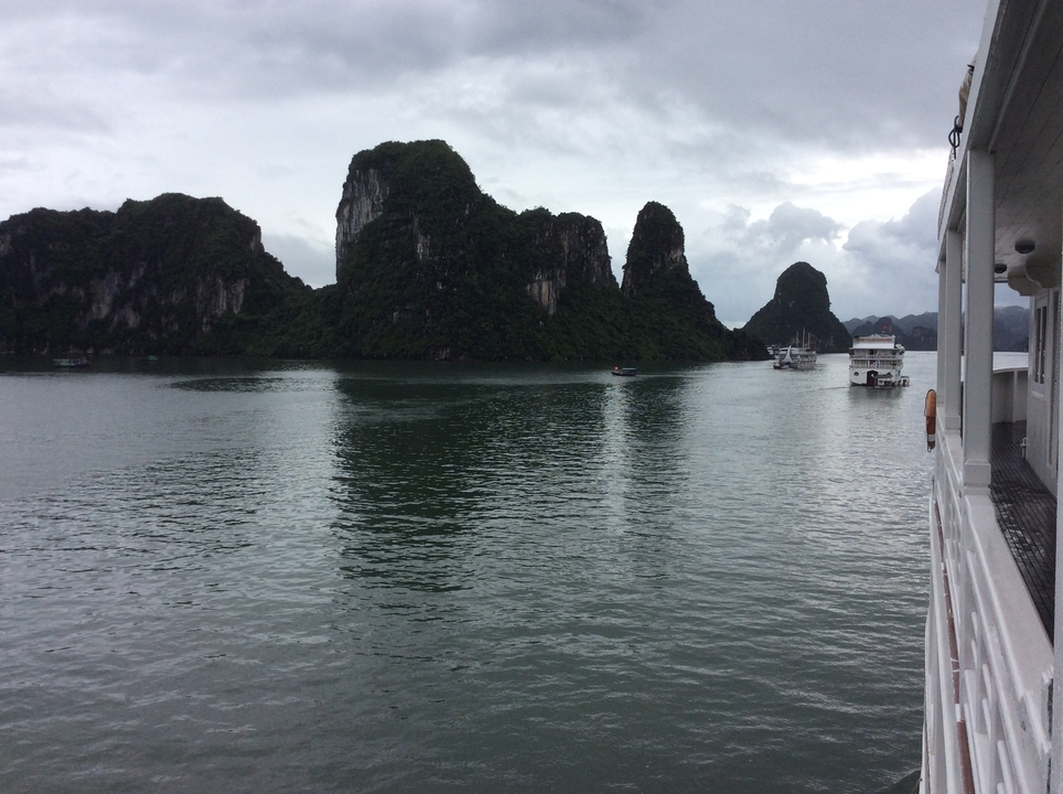 Vue panoramique des formations calcaires dans l'eau depuis un bateau.