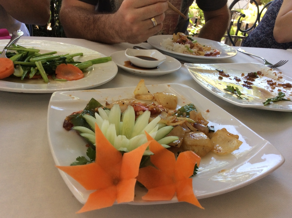 Assiettes de nourriture sur une table avec des garnitures végétales.