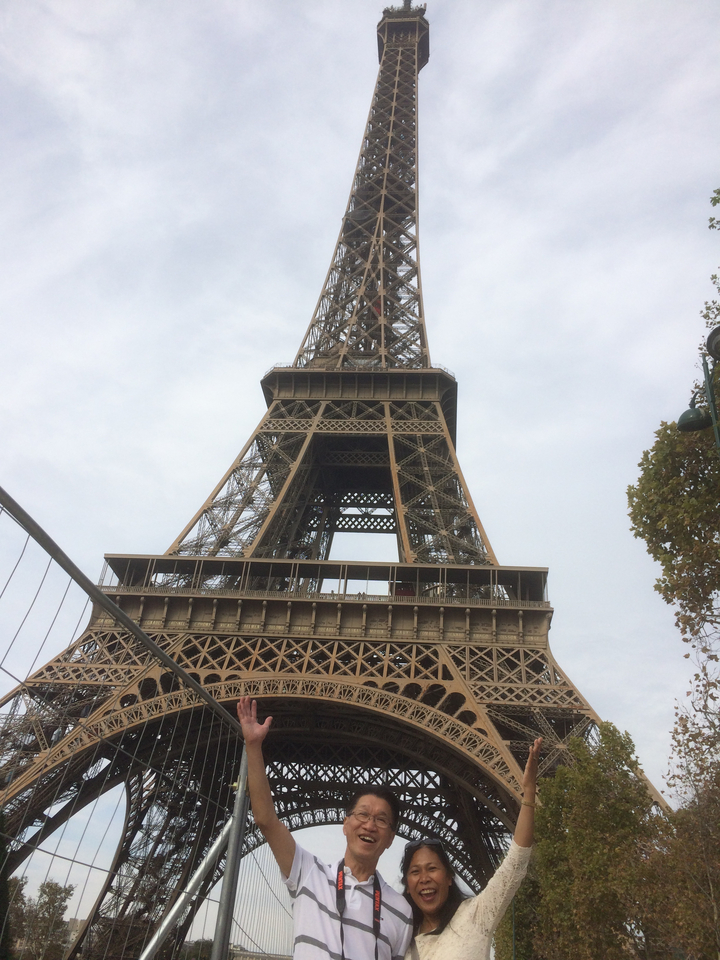 Vue de la Tour Eiffel montrant sa structure complexe.