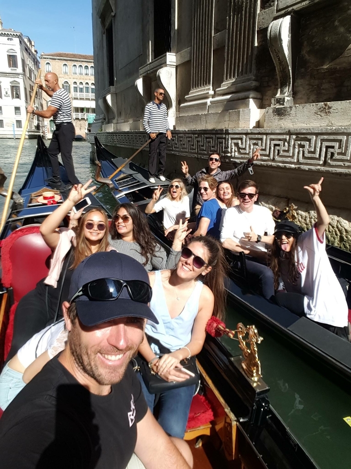 Groupe de touristes profitant d'une promenade en gondole.