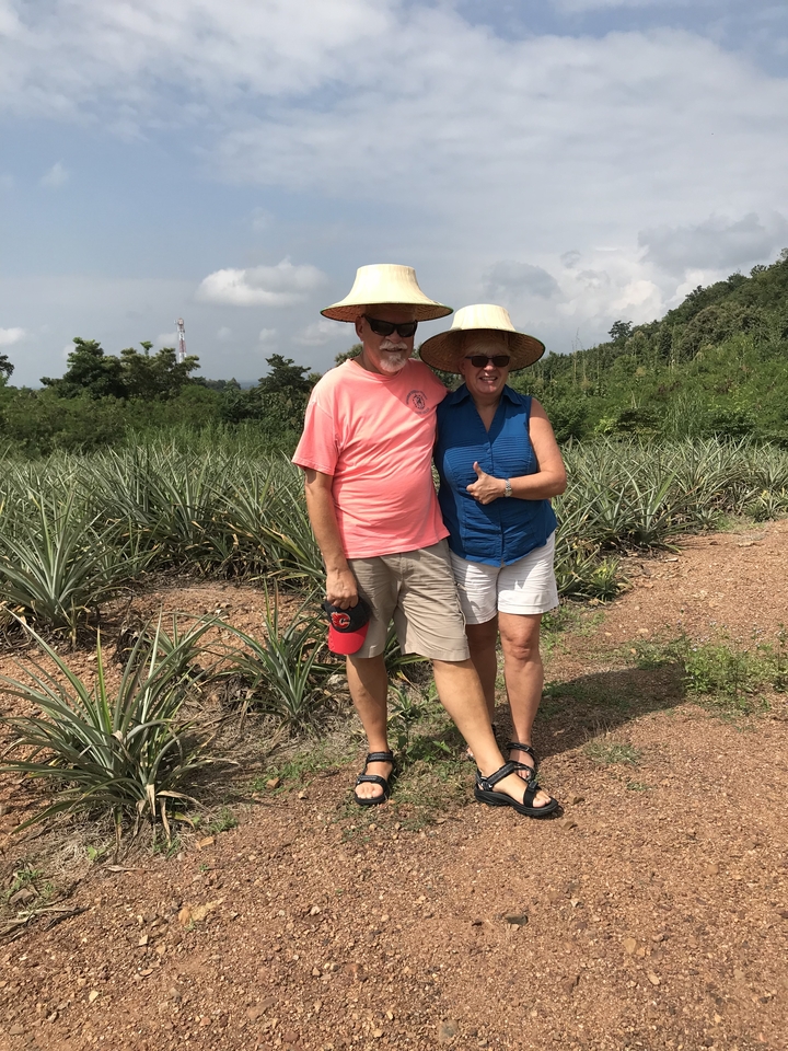 Couple dans un champ rural avec des chapeaux.