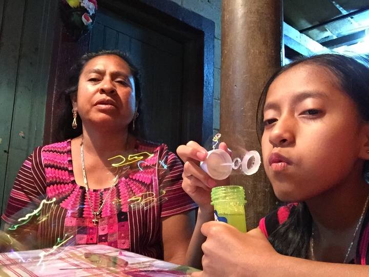 Deux personnes font des bulles à l'intérieur.