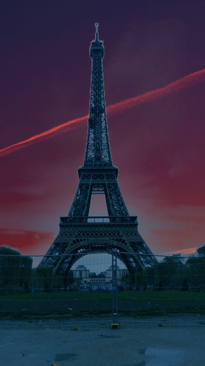 Tour Eiffel sur fond de soleil couchant.