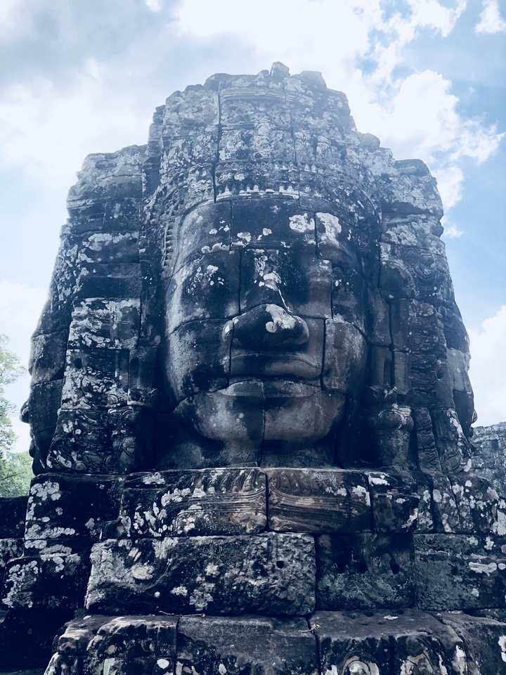 Gros plan d'un grand visage en pierre sculptée dans un temple.